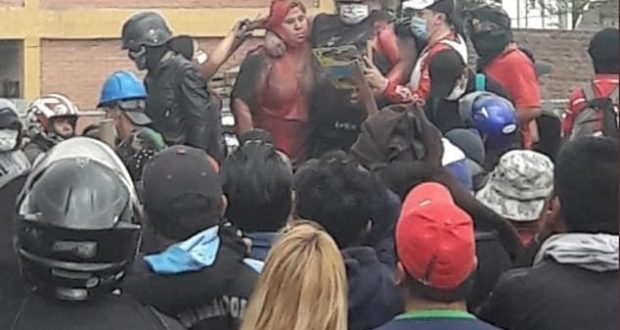 Protestuesit tërheqin kryebashkiaken në rrugë, i presin flokët dhe e lyejnë me bojë Protestuesit tërheqin kryebashkiaken në rrugë, i presin flokët dhe e lyejnë me bojë