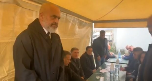 “Ne vetëm me qëndru se s’kemi rrugë tjetër”! Rama vijon homazhet tek familja Greku e Cara në Thumanë, prek me mesazhin: Zoti kështu e mendoi, 2 me na i lënë 7 me na i marrë…