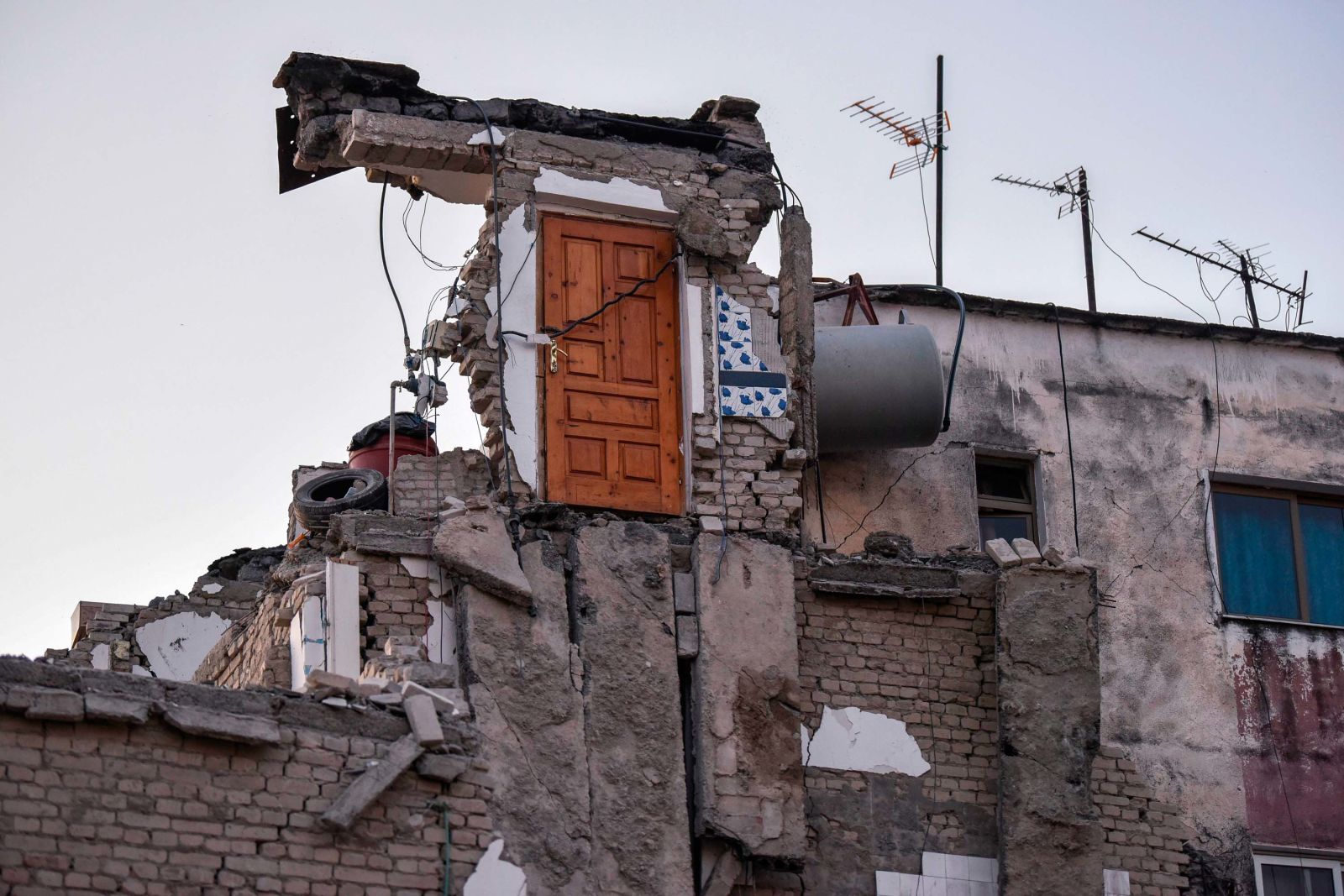 Vijnë në Shqipëri ekipet turke për të ndërtuar 500 shtëpi Nga Los Angeles ekspertë për të vlerësuar godinat