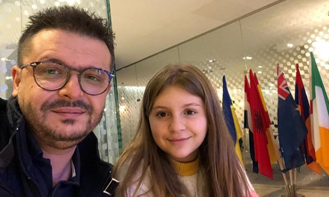 Pushtoi mediat me divorcin e zhurmshëm nga bashkëshortja: Këngëtari i njohur shqiptar i rikthehet skenës dhe shoqërohet nga njeriu i tij më i shtrnjtë (Video) Pushtoi mediat me divorcin e zhurmshëm nga bashkëshortja: Këngëtari i njohur shqiptar i rikthehet skenës dhe shoqërohet nga njeriu i tij më i shtrnjtë (Video)