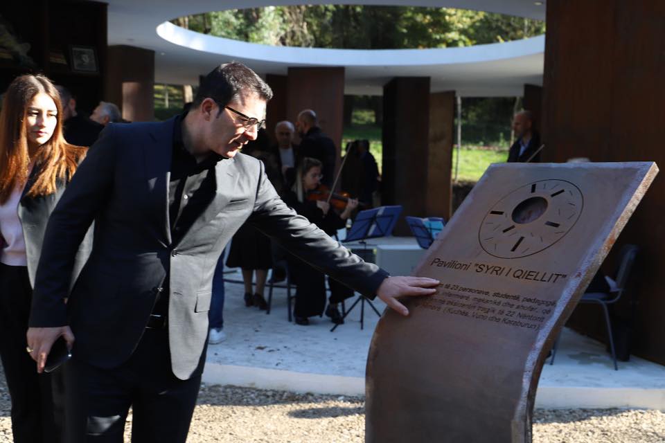 Humbi motrën në aksident tragjik të Llogaras! Deputeti i PS bënë dedikimin prekës: U bënë 30 vjet pa u parë, por… Humbi motrën në aksident tragjik të Llogaras! Deputeti i PS bënë dedikimin prekës: U bënë 30 vjet pa u parë, por…