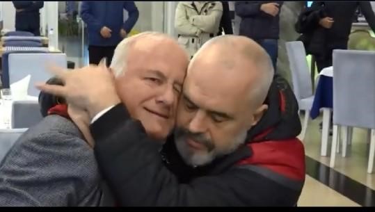 FOTOT/ Qau tek Rama si i pastrehë, kush është në të vërtetë milioneri nga Struga?! FOTOT/ Qau tek Rama si i pastrehë, kush është në të vërtetë milioneri nga Struga?!