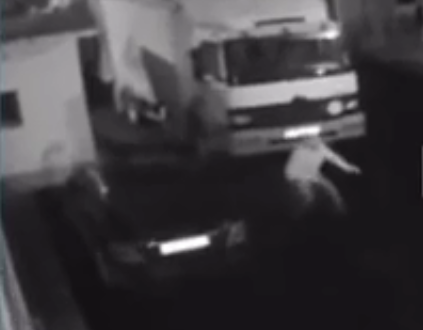 VIDEO/ Burri gjunjëzohet në mes të rrugës nga lëkundjet e tmerrshme të tërmetit në Durrës VIDEO/ Burri gjunjëzohet në mes të rrugës nga lëkundjet e tmerrshme të tërmetit në Durrës