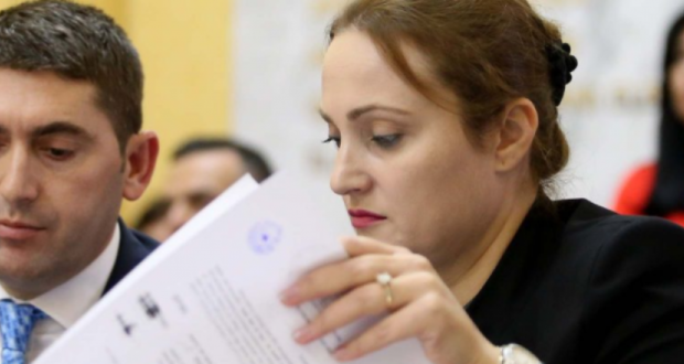 Elisabeta Imeraj që “qendisi” dosjen Tahiri në mbrojtje të Bashës! Akuzon prokurorët: Kanë vepruar me kokë të tyre, hetimet kanë parregullsi