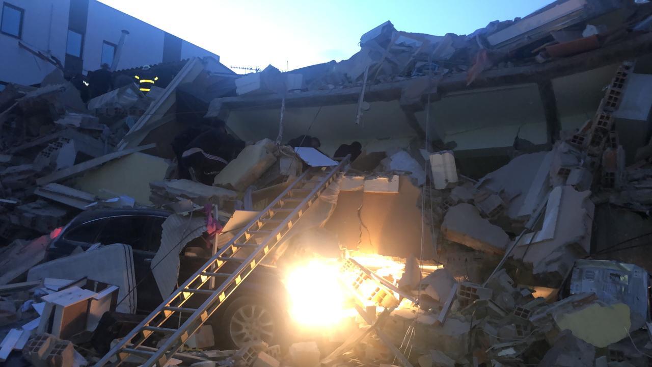 “Operacioni për shpëtimin e Klajdit është shumë i vështirë”! Meta nxjerr detajet për 25-vjeçarin që mbijetoi falë dyshekëve të hotelit: Ka 16 orë me 6 kate mbi të!