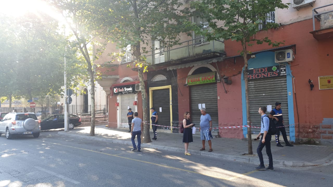 VIDEO/ Pallati te “Rruga e Kavajës” mënjanohet, policia rrethon zonën dhe evakuon banorët VIDEO/ Pallati te “Rruga e Kavajës” mënjanohet, policia rrethon zonën dhe evakuon banorët
