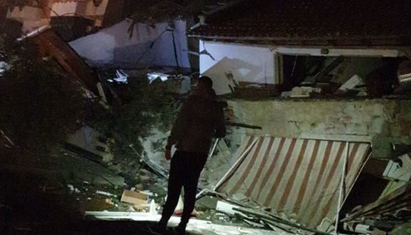 Vijnë njoftimet e para: Dëme të mëdha në Tiranë , Durrës, Kavajë, Fier, Shijak humbje jetë në Thumanë