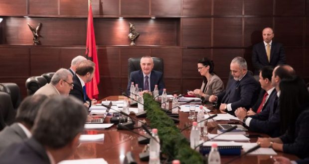 KLGJ “gozhdon” Ilir Metën! Dosje me skandalet e presidentit në krye të KLD: Ja si mbajti në detyrë 2 inspektorë në shkelje të ligjit