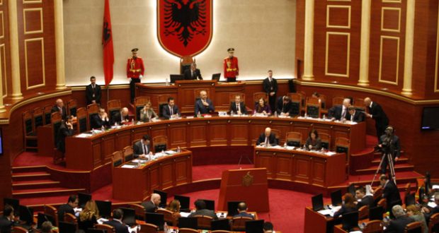 Mazhoranca rrëzon presidentin: Pezullimi i garës për Kushtetuesen i pavlefshëm! Po shkelet hapur Kushtetuta