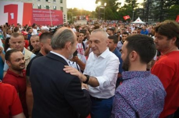 Meta pranon gjobvënien e bllokut të kuq si Berisha v.rasjet e 21 Janarit: Akti i Dvoranit shumë më i rëndë se vendosja e gjobës ndaj një biznesmeni! Meta pranon gjobvënien e bllokut të kuq si Berisha v.rasjet e 21 Janarit: Akti i Dvoranit shumë më i rëndë se vendosja e gjobës ndaj një biznesmeni!