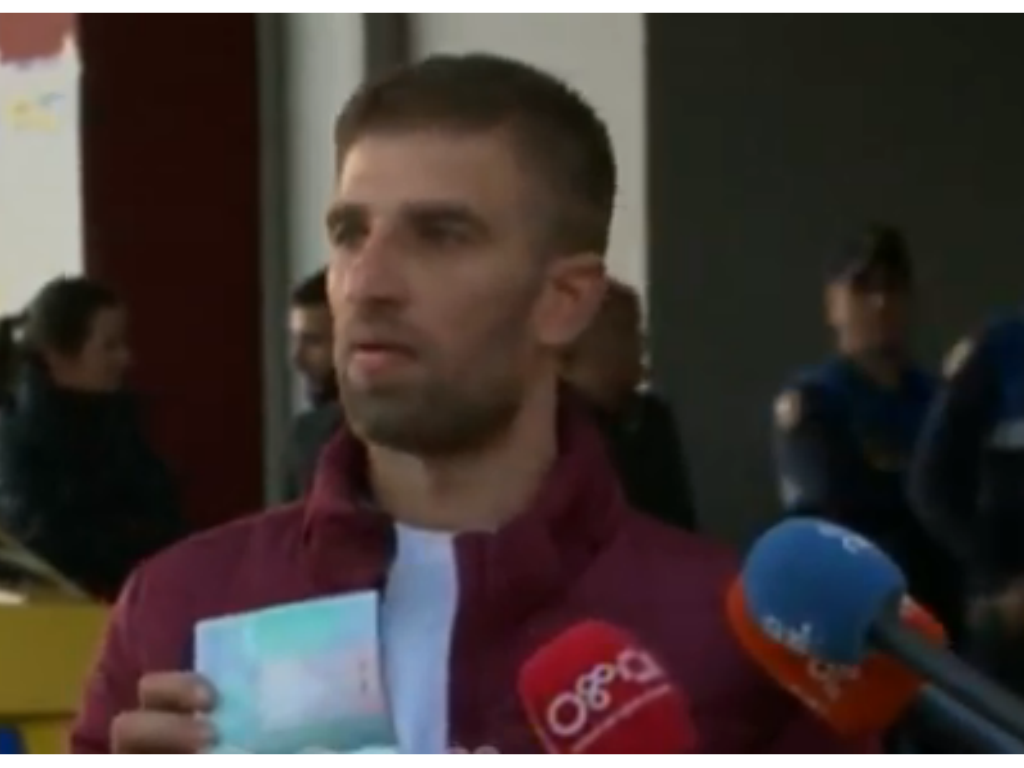 Daja i dëshpëruar kërkon mes lotëve mbesën 15 vjeç dhe dhëndrin: Ku është se nuk po e gjej, telefoni i bie akoma