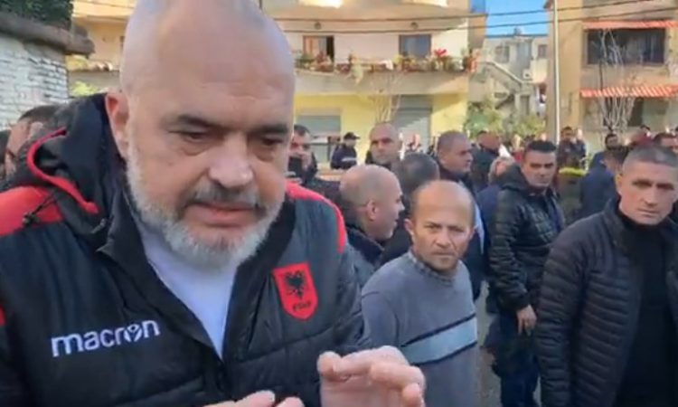 “Nesër duhet të jenë në tavolinë kush janë këta dhe nga janë”! Rama takon ndërtuesit në Durrës dhe jep direktivat e prera “Nesër duhet të jenë në tavolinë kush janë këta dhe nga janë”! Rama takon ndërtuesit në Durrës dhe jep direktivat e prera