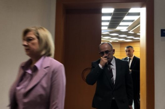 Lotët e shokut të Gjinit dhe Alaudinit, gjyqtarit Artur Kalaja para Komisionit të Vetingut nuk prekin askënd Lotët e shokut të Gjinit dhe Alaudinit, gjyqtarit Artur Kalaja para Komisionit të Vetingut nuk prekin askënd