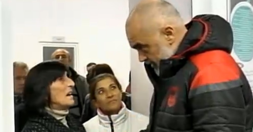 Gruaja takon Ramën tek Trauma duke qarë i drejtohet: Zemra nonës, 15 vjeçe mbesa e kam këtu. Kryeministri bën gjestin prekës