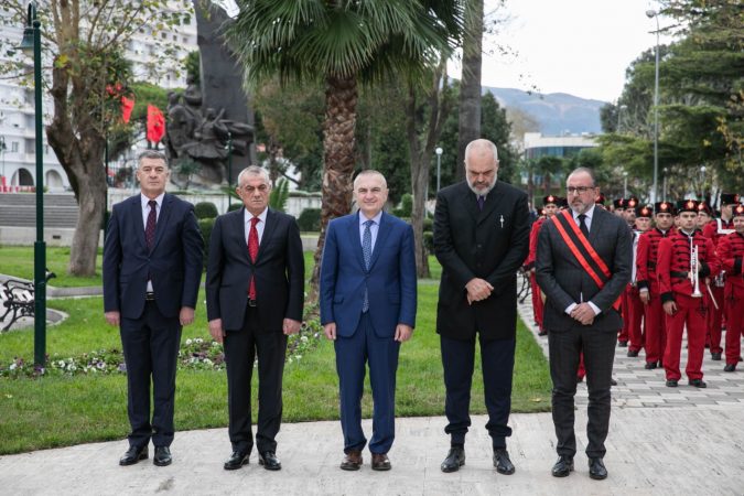 Shqipëria 107 vjet e pavarur bën bashkë Presidentin e Kryeministrin në Vlorë, Meta: Nderimi më i mirë që mund t’i bëjmë këtij 28 Nëntori është .. Shqipëria 107 vjet e pavarur bën bashkë Presidentin e Kryeministrin në Vlorë, Meta: Nderimi më i mirë që mund t’i bëjmë këtij 28 Nëntori është ..