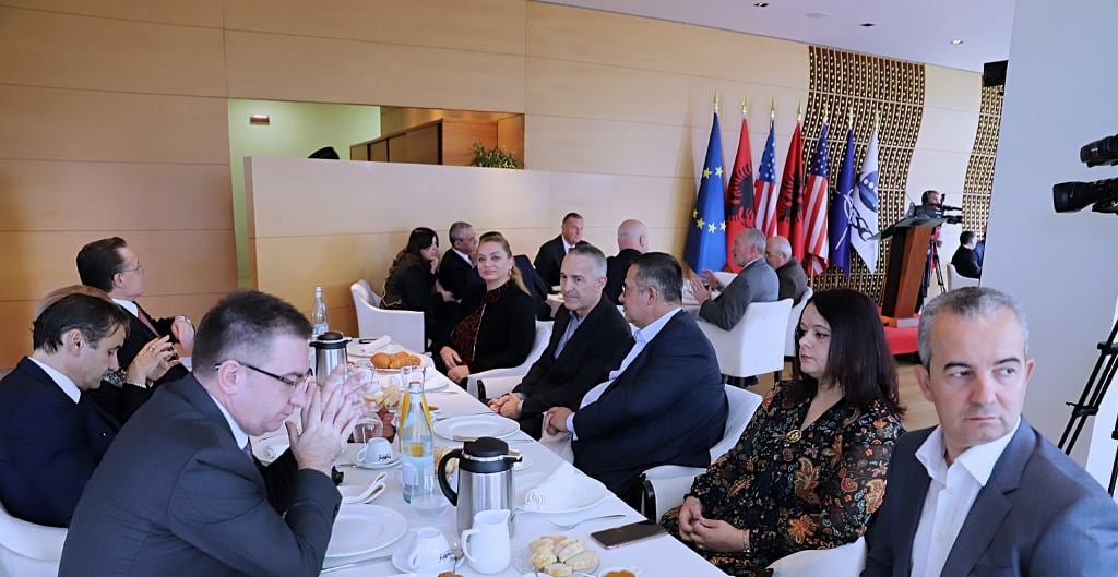 FOTOT që flasin/ “Dreka e gabuar”: Tallja e PD-së me luftën ndaj oligarkëve dhe atyre që vjedhin zgjedhjet FOTOT që flasin/ “Dreka e gabuar”: Tallja e PD-së me luftën ndaj oligarkëve dhe atyre që vjedhin zgjedhjet