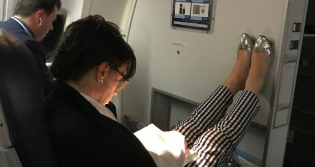 Këmbët përpjetë të kunatit dhe humoristëve Këmbët përpjetë të kunatit dhe humoristëve