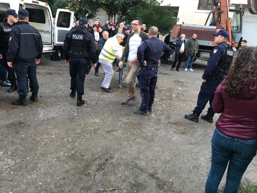 Shkon në 25 numri i viktimave: Nuk arriti t’i mbijetojë plagëve, ndërron jetë te spitali i Traumës Sajmir Greku, 31-vjeç Shkon në 25 numri i viktimave: Nuk arriti t’i mbijetojë plagëve, ndërron jetë te spitali i Traumës Sajmir Greku, 31-vjeç