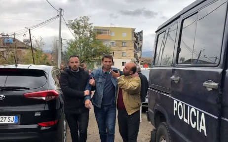 “Unë kam humbur gjithçka”! Sot i përcjell për në banesën e fundit, nuk përmbahet dot babai i 4-vjeçares pas tragjedisë në familjen Lala “Unë kam humbur gjithçka”! Sot i përcjell për në banesën e fundit, nuk përmbahet dot babai i 4-vjeçares pas tragjedisë në familjen Lala