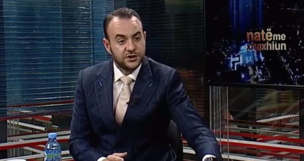 Balliu junior: Po erdhën fadromat tek Astiri do kalojnë mbi trupat tanë…fadromat erdhën, por Balliu po flinte (Video) Balliu junior: Po erdhën fadromat tek Astiri do kalojnë mbi trupat tanë…fadromat erdhën, por Balliu po flinte (Video)