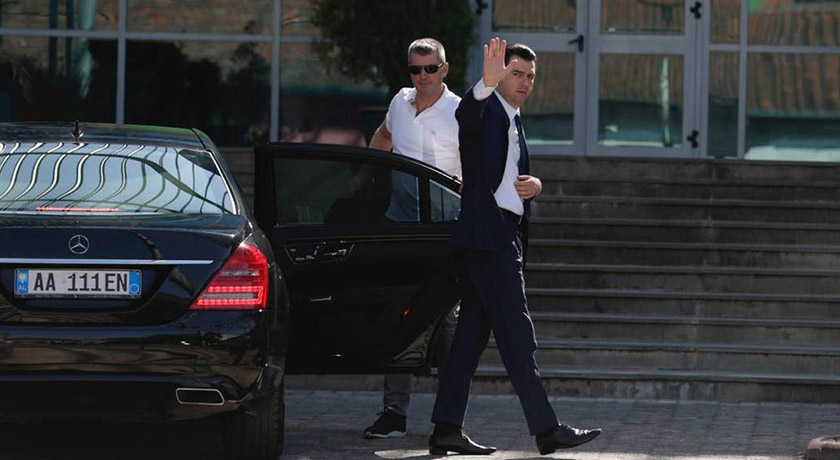 FAKSIMILE: Prokuroria pranon se Basha ka dhënë 625 mijë dollar cash, por e mbylli dosjen pa hetuar FAKSIMILE: Prokuroria pranon se Basha ka dhënë 625 mijë dollar cash, por e mbylli dosjen pa hetuar