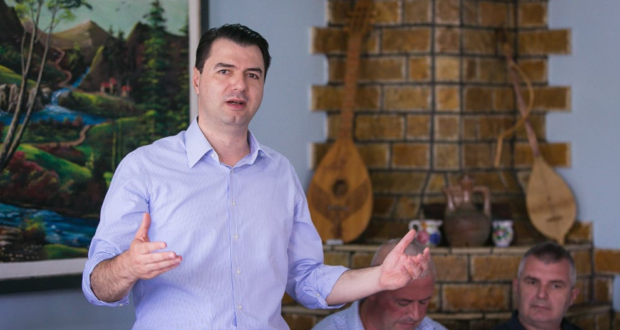 Basha me të një tufë ndjeksish në Korçë mban fjalimin e përhershëm si Robin Hudi! Qytetarët e kapin ‘mat’: Jeton në super vilë luksoze dhe bën si i virgjër Basha me të një tufë ndjeksish në Korçë mban fjalimin e përhershëm si Robin Hudi! Qytetarët e kapin ‘mat’: Jeton në super vilë luksoze dhe bën si i virgjër