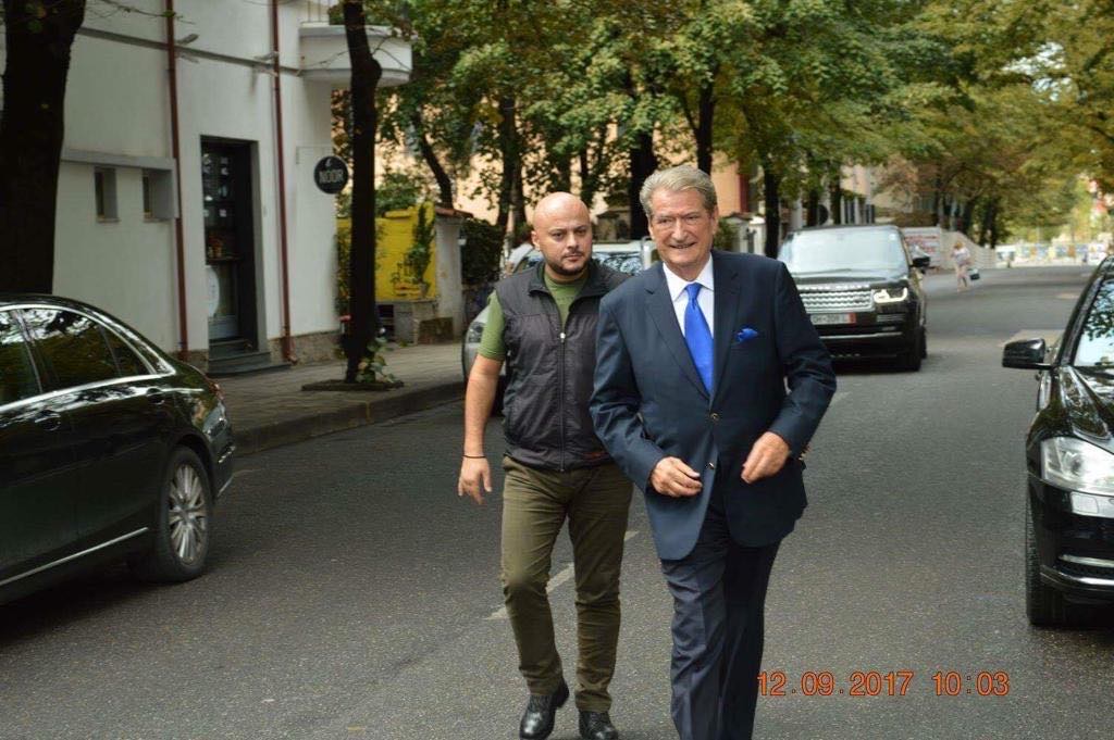 Badigardi i Berishës me makinë të 2018-s: Sherr për 200 lekë parkimi, thyen kasën e pajisje të tjera (Video) Badigardi i Berishës me makinë të 2018-s: Sherr për 200 lekë parkimi, thyen kasën e pajisje të tjera (Video)