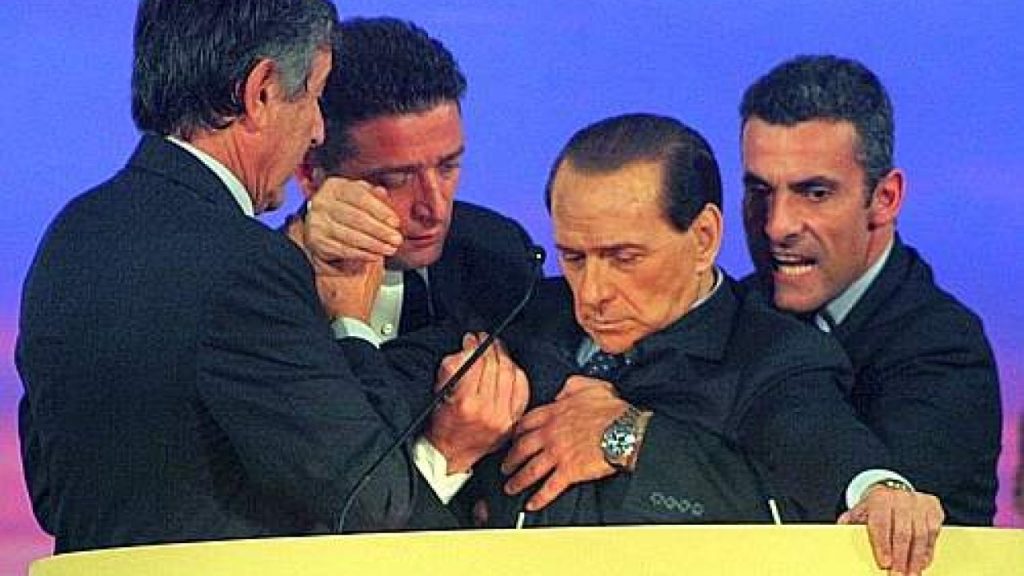 Për pak Silvio Berlusconi “desh na la” në Zagreb! Pas takimit me ish-deputetët femra të PD-së rrëzohet (Foto) Për pak Silvio Berlusconi “desh na la” në Zagreb! Pas takimit me ish-deputetët femra të PD-së rrëzohet (Foto)