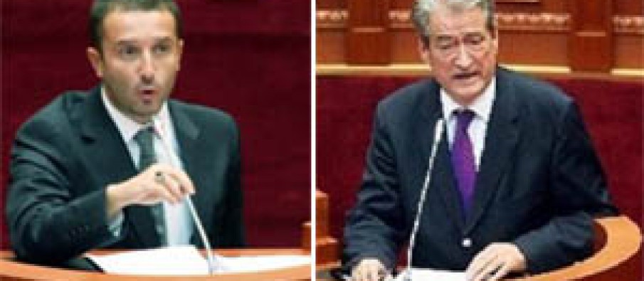 E akuzoi si të përfshirë në atentatin ndaj prokurorit, Braçe i përgjigjet Sali Berishës: Ti Sali Berisha po kërkon jetën tonë! Do përgjigjesh për këtë që sot, nesër… deri në fund nuk të ndahem E akuzoi si të përfshirë në atentatin ndaj prokurorit, Braçe i përgjigjet Sali Berishës: Ti Sali Berisha po kërkon jetën tonë! Do përgjigjesh për këtë që sot, nesër… deri në fund nuk të ndahem