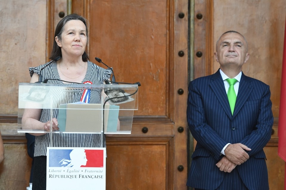 Ambasadorja e Francës “kryqëzon” Metën: ”Venecia” mund të ndërhyjë sërish për krizën! Nuk njoh ndonjë vagabond mes nesh