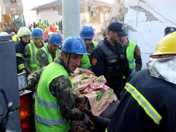 “Tërmeti bashkon ish-armiqtë”! Prestigjiozja italiane: Shqiptarët, kosovarët e serbët po gërmojnë në rrënojat e Durrësit dhe Thumanës