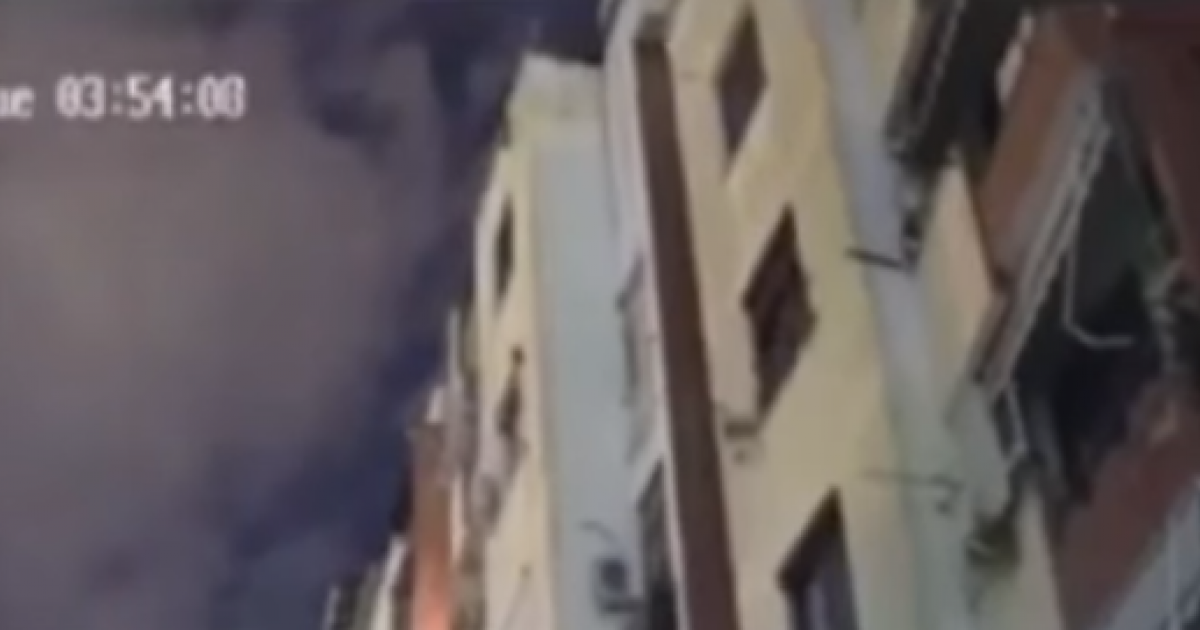 Po kjo çfarë ishte?! Dalin pamjet e frikshme nga lëkundja e një pallati në Shkozë, ndërsa drita që ndriçon qiellin në momentin e tërmetit i ka futur të gjithë në mendime (Video) Po kjo çfarë ishte?! Dalin pamjet e frikshme nga lëkundja e një pallati në Shkozë, ndërsa drita që ndriçon qiellin në momentin e tërmetit i ka futur të gjithë në mendime (Video)