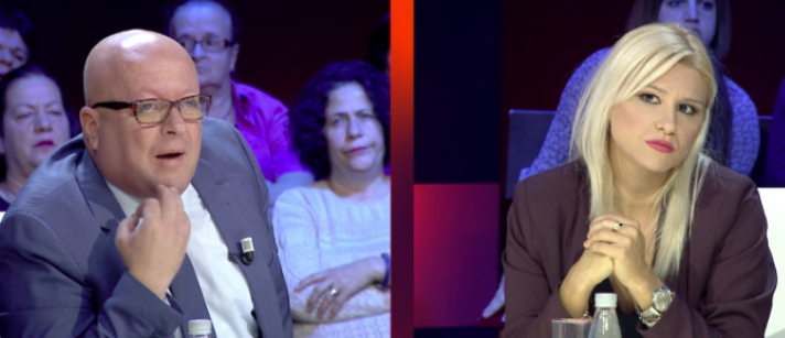 Kur nëpër kazane futen të tillë palaço si avokati i Fazlliçit qytetarë këto do dëgjojnë live: “Mos ja fut po*dhës kot!” Kur nëpër kazane futen të tillë palaço si avokati i Fazlliçit qytetarë këto do dëgjojnë live: “Mos ja fut po*dhës kot!”