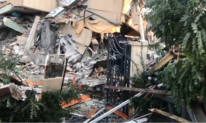 VIDEO/ 20 orë poshtë rrënojave, zbardhet biseda që Klajdi Qato me punonjësin e ekipit shpëtues para se të nxirrej i gjallë