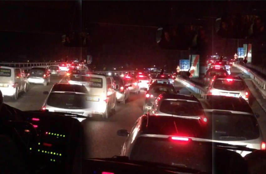 Rreziku i madh që na kanoset duke fjetur në makina… kur mendoni se po i shpëtoni tërmetit Rreziku i madh që na kanoset duke fjetur në makina… kur mendoni se po i shpëtoni tërmetit