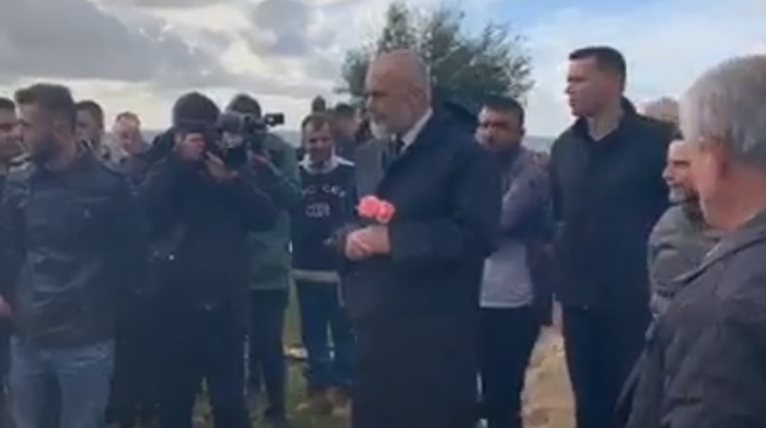 Rama publikon pamjet dhe përcjell mesazhin ngushëllues: Një grusht dhimbjeje prej mijëra njerëzish, për të përcjellë plot 9 jetë të humbura në Natën e Tmerrit Rama publikon pamjet dhe përcjell mesazhin ngushëllues: Një grusht dhimbjeje prej mijëra njerëzish, për të përcjellë plot 9 jetë të humbura në Natën e Tmerrit