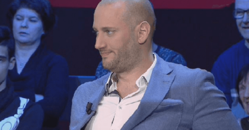 Vendi në gjendje të jashtëzakonshme pas tërmetit, Florjan Binaj thumbon politikanët: Të rrethuar nga fatkeqësitë!