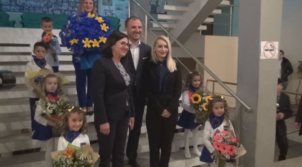 Romina Kuko reagon pas aludimeve se ka një video mes saj dhe ambasadorit Soreca: Paturpësi që të le pa fjalë Romina Kuko reagon pas aludimeve se ka një video mes saj dhe ambasadorit Soreca: Paturpësi që të le pa fjalë