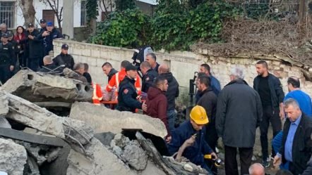 Bie tërmet teksa kërkonin për të mbijetuar, ushtarët dhe banorët ikin me vrap (Video)