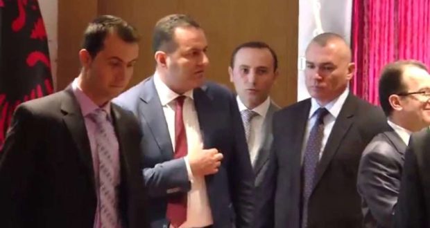 Ish hetuesi i regjimit komunist akoma Prokuror: Me pasuri nga Gjiri i Lalzit tek Liqeni i thatë dhe femijët në majat e pushtetit Ish hetuesi i regjimit komunist akoma Prokuror: Me pasuri nga Gjiri i Lalzit tek Liqeni i thatë dhe femijët në majat e pushtetit