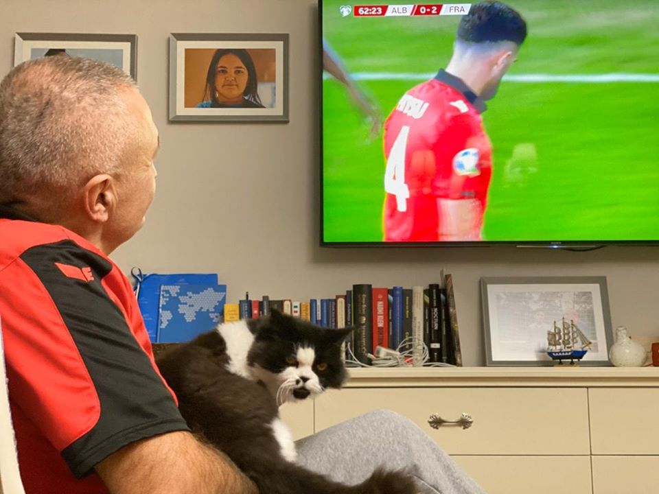 Meta injoron arenën VIP, e ndjek ndeshjen kundër Francës nga shtëpia me Sashën, për të plotësuar mungesën e Monit Meta injoron arenën VIP, e ndjek ndeshjen kundër Francës nga shtëpia me Sashën, për të plotësuar mungesën e Monit