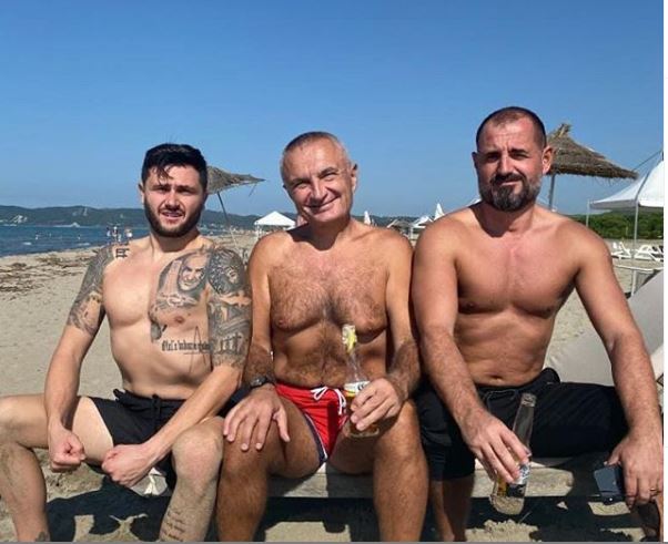 Ilir Meta: Kënaqësi e madhe, të kem shok Çim Pekën e Bes Kallakun. Të shihni presidentët e tjerë, ju bie të fikët Ilir Meta: Kënaqësi e madhe, të kem shok Çim Pekën e Bes Kallakun. Të shihni presidentët e tjerë, ju bie të fikët