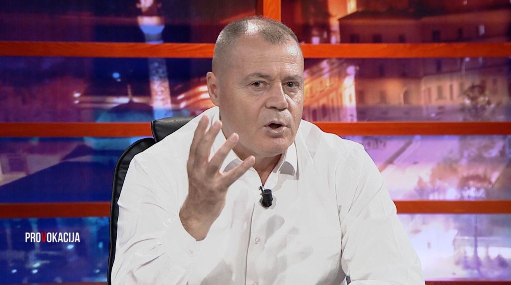 “Ina, Ina, hiqi br*kët…!” Mustafa Nano pyet se kush është vajza që Rama i drejtohej tre dekada më parë “Ina, Ina, hiqi br*kët…!” Mustafa Nano pyet se kush është vajza që Rama i drejtohej tre dekada më parë