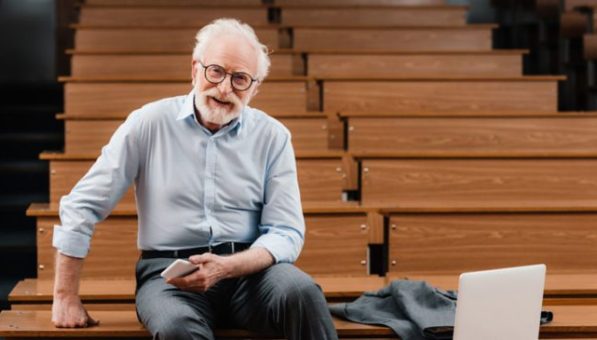 Nxënesi i tregoi mësuesit se prindërit e tij grindeshin çdo natë, ai i dha detyrën e jetës Nxënesi i tregoi mësuesit se prindërit e tij grindeshin çdo natë, ai i dha detyrën e jetës