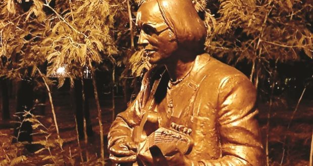 Françesk Radi, këngëtari që mbeti në muzikë, në zemra e në bronz!