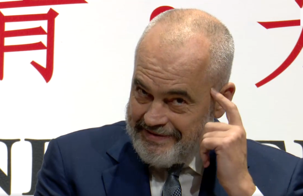 Rama rrëfen historinë: Kryebashkiaku i Pekinit po këndonte ‘malet me blerim mbuluar’, kur më pa Rama rrëfen historinë: Kryebashkiaku i Pekinit po këndonte ‘malet me blerim mbuluar’, kur më pa