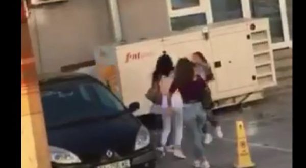 Skenë si në filma, një grup vajzash në Prishtinë përleshen mes tyre (Video)