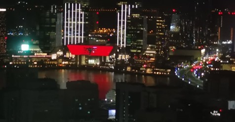 Edhe Arabia solidarizohet me Shqiptarët, valëvit flamurin shqiptar në mes të Abu Dhabi-t