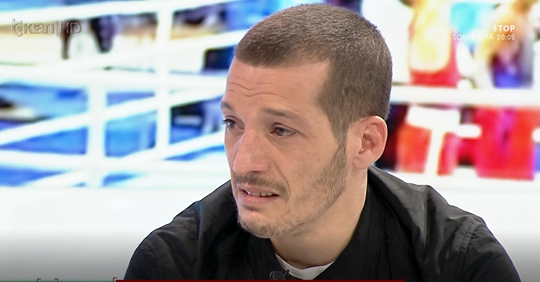 “Më dhanë 14 mijë lekë për titullin”! Kampioni shqiptar i boksit shpërthen në lot në mes të emisionit: Familja ime nuk ngopet me bukë, kam vuajtur shumë (Video) “Më dhanë 14 mijë lekë për titullin”! Kampioni shqiptar i boksit shpërthen në lot në mes të emisionit: Familja ime nuk ngopet me bukë, kam vuajtur shumë (Video)