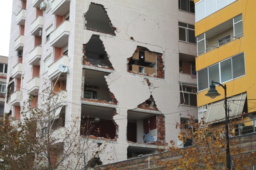 Ankthi nga tërmetet, sizmologu mesazh qytetarëve: Pasgoditjet do të vijojnë, nuk ka vend për panik Ankthi nga tërmetet, sizmologu mesazh qytetarëve: Pasgoditjet do të vijojnë, nuk ka vend për panik